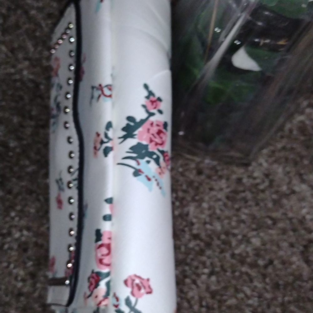 Elegant Floral Crossbody Bag with Stud Accents - Picture 9 of 17